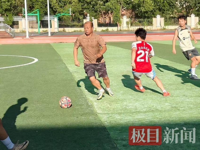 员上场拼搏