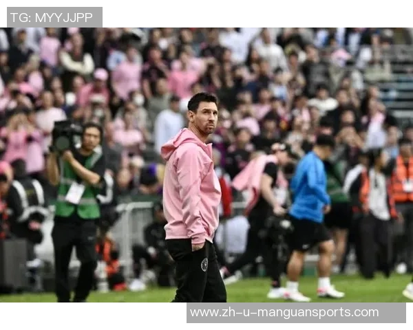 男士足球球星衣服搭配指南展现运动时尚魅力与休闲潮流风格